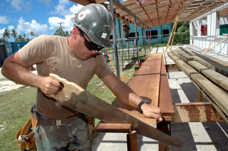 menuisier-EZE-min_worker_construction_building_carpenter_male_job_build_helmet-893290